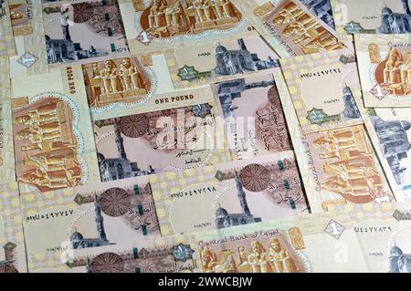 Stapel 1 LE EGP ein ägyptischer Pfund-Banknotenschein mit dem Haupteingang zum Großen Tempel in Abu Simbel auf der Rückseite und Sultan Qaitbay Mo Stockfoto