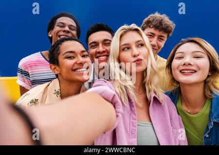 Lachende multiethnische Freunde machen Selfie Stockfoto
