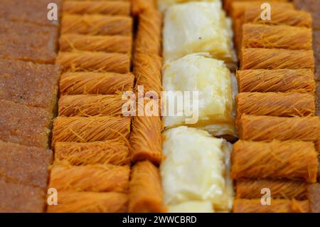 Arabische Süßigkeiten, nahöstliche, syrische, ägyptische und türkische Desserts mit köstlicher Sammlung traditioneller Ramadan-Desserts aus Basbosa und Konaf Stockfoto