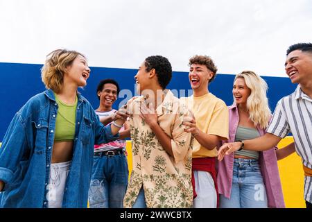 Eine Gruppe von Freunden freut sich über die junge Frau und ermutigt sie Stockfoto