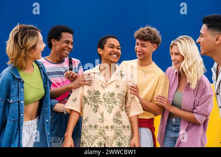 Eine Gruppe von Freunden freut sich über die junge Frau und ermutigt sie Stockfoto
