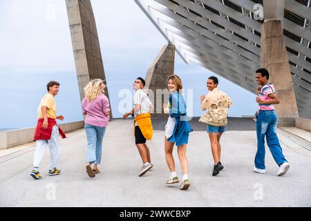 Vielfältige Gruppe junger Freunde mit bunten Kleidern, die Spaß haben Stockfoto