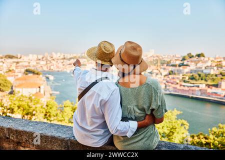 Ein Mann, der mit einer Frau vor Porto in Portugal sitzt Stockfoto