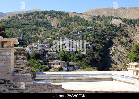 Blick auf Wohnhäuser in Gjirokastra in Albanien Stockfoto