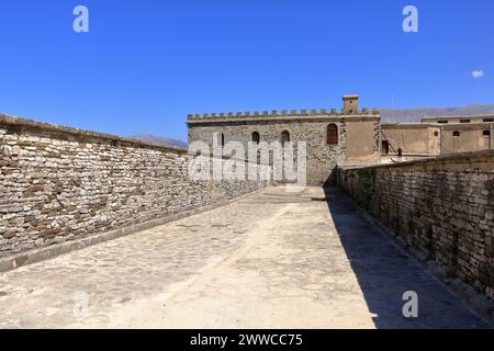 16. September 2023: Gjirokastra in Albanien: Die Menschen genießen die Burg des Zwillings von innen Stockfoto