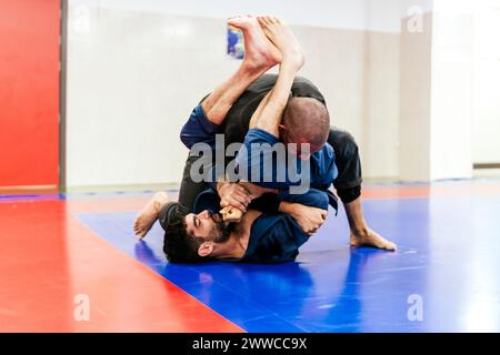 Athleten beim Jiu-Jitsu-Training im Dojo Stockfoto