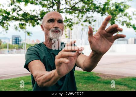 Aktiver Senior-Mann, der im Park trainiert Stockfoto