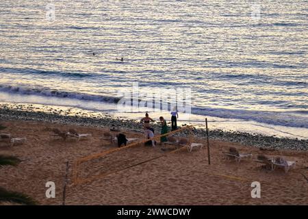 19. November 2023 - Costa Calma, Fuerteventura in Spanien: Blick auf den Strand Costa Calma mit Touristen Stockfoto