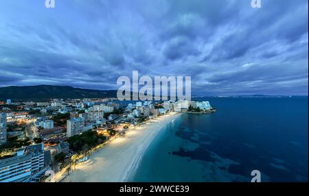 Spanien, Balearen, Magaluf, Blick aus der Luft auf die Stadt und den Strand auf Mallorca in der Abenddämmerung Stockfoto