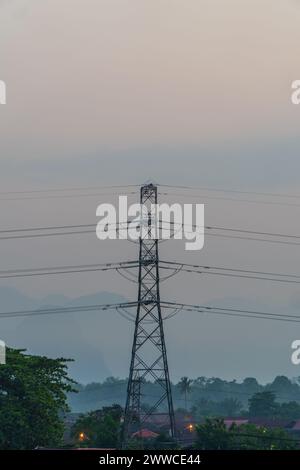 Hochspannungsmasten werden verwendet, um Strom für Industrie und Menschen am Morgen zu transportieren. Wunderschöner blauer Himmel Stockfoto