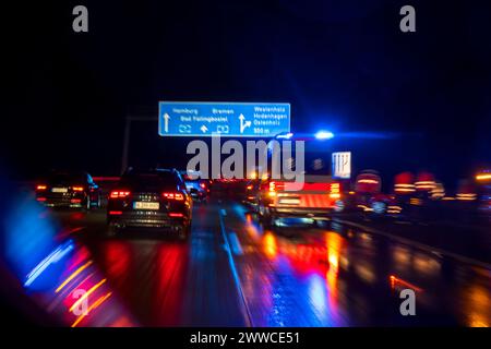Deutschland, Verkehr auf der Bundesautobahn 7 bei Nacht Stockfoto