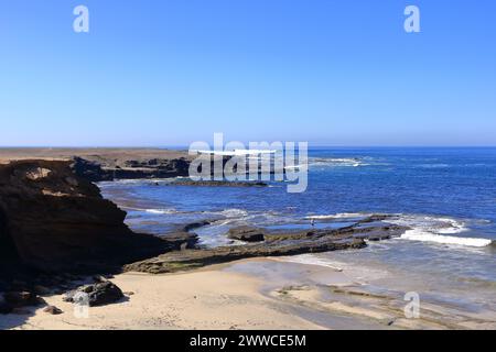 19. November 2023: Puerto de la Cruz, Jandia, Fuerteventura in Spanien: Menschen am felsigen Playa de los Ojos - Los Ojos Beach Stockfoto