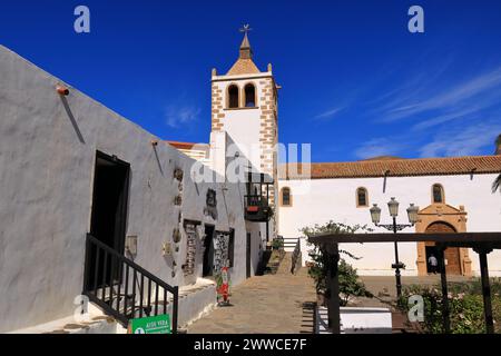 20. November 2023: Betancuria, Fuerteventura in Spanien: Die berühmte Kathedrale Santa Maria im Zentrum des Dorfes Stockfoto