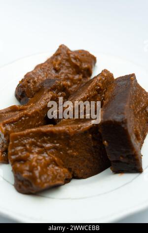 Dodol auf einem Servierteller. Dieser traditionelle süße Snack aus Indonesien, der aus klebrigem Reismehl, Kokosmilch und braunem Zucker hergestellt wird Stockfoto