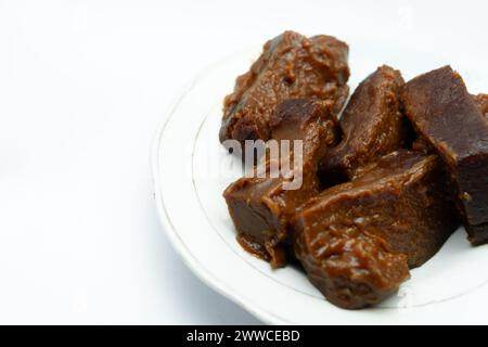 Dodol auf einem Servierteller. Dieser traditionelle süße Snack aus Indonesien, der aus klebrigem Reismehl, Kokosmilch und braunem Zucker hergestellt wird Stockfoto