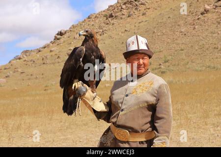 27. August 2023: Bokonbayevo, Provinz Issyk Kul in Kirgisistan: Ein kirgisischer Adlerjäger mit seinem Adler Stockfoto