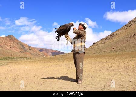 27. August 2023: Bokonbayevo, Provinz Issyk Kul in Kirgisistan: Ein kirgisischer Adlerjäger mit seinem Adler Stockfoto