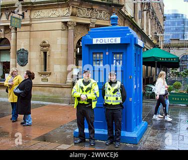 Glasgow, Schottland, Großbritannien. 23. März 2024: UK Weather: Sonniges Frühlingswetter in der Stadt sah die Polizei auf den Straßen und posierte vor der blauen Polizeibox oder tardis auf der Style Mile von schottland vor dem gehobenen Markt. Credit Gerard Ferry/Alamy Live News Stockfoto