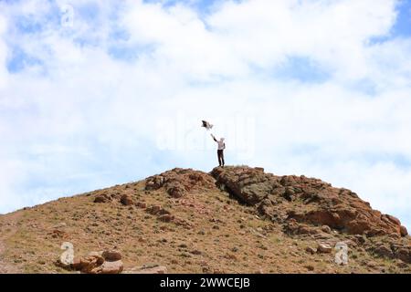 27. August 2023: Bokonbayevo, Provinz Issyk Kul in Kirgisistan: Kirgisische Adlerjäger demonstrieren eine Adlerjagd Stockfoto