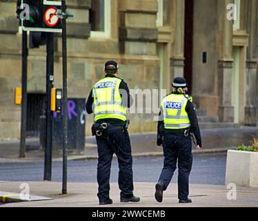 Glasgow, Schottland, Großbritannien. 23. März 2024: Wetter in Großbritannien: Sonniges Frühlingswetter in der Stadt sah die Polizei auf den Straßen und eine palästina-Kundgebung auf dem george Square, als die Einheimischen auf der Straße spazieren gingen. Credit Gerard Ferry/Alamy Live News Stockfoto