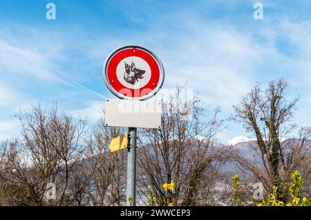 Schild „keine Hunde erlaubt“ im Schwimmbereich von Gambarogno, Tessin, Schweiz Stockfoto