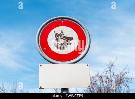 Schild „keine Hunde erlaubt“ im Schwimmbereich von Gambarogno, Tessin, Schweiz Stockfoto