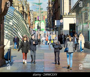 Glasgow, Schottland, Großbritannien. 23. März 2024: UK Weather: Sonniges Frühlingswetter in der Stadt sah Einheimische und Touristen auf den Straßen im Stil der schottischen St. enoch Square. Credit Gerard Ferry/Alamy Live News Stockfoto