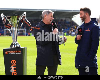 Will Grigg aus Chesterfield wird von TNT Soorts interviewt, bevor er am 23. März 2024 während des Spiels Chesterfield FC gegen Boreham Wood FC Vanarama National League im SMH Group Stadium in Chesterfield, England, Großbritannien, anfängt Stockfoto