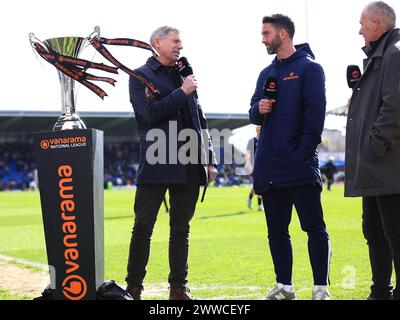 Will Grigg aus Chesterfield wird von TNT Soorts interviewt, bevor er am 23. März 2024 während des Spiels Chesterfield FC gegen Boreham Wood FC Vanarama National League im SMH Group Stadium in Chesterfield, England, Großbritannien, anfängt Stockfoto