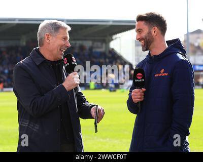 Will Grigg aus Chesterfield wird von TNT Soorts interviewt, bevor er am 23. März 2024 während des Spiels Chesterfield FC gegen Boreham Wood FC Vanarama National League im SMH Group Stadium in Chesterfield, England, Großbritannien, anfängt Stockfoto