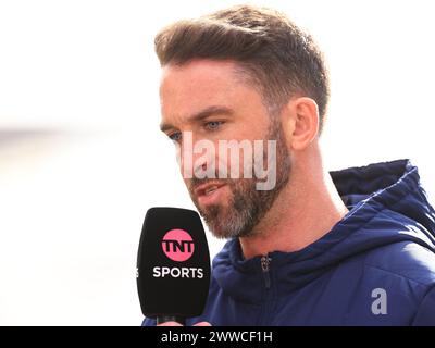 Chesterfield, Großbritannien. März 2024. Will Grigg aus Chesterfield wird von TNT Soorts interviewt, bevor er am 23. März 2024 während des Spiels Chesterfield FC gegen Boreham Wood FC Vanarama National League im SMH Group Stadium, Chesterfield, England, Großbritannien startet. Credit: Every Second Media/Alamy Live News Stockfoto