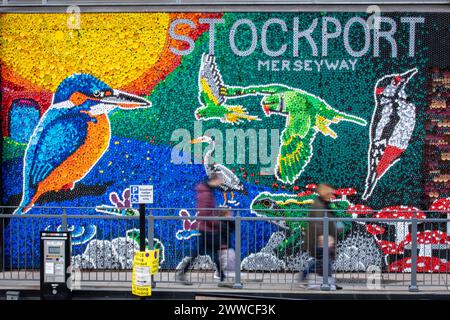 NUR die größte Wandmalerei aus Plastikflaschen in Großbritannien, die von der gemeinnützigen Gesellschaft Plastic Shed geschaffen wurde, wird im Rahmen des Stockport Town of Culture Weekender enthüllt, einem zweitägigen Programm mit kostenlosen kulturellen Festlichkeiten und freiem Zugang zu den Veranstaltungsorten in Stockport. Bilddatum: Samstag, 23. März 2024. Stockfoto