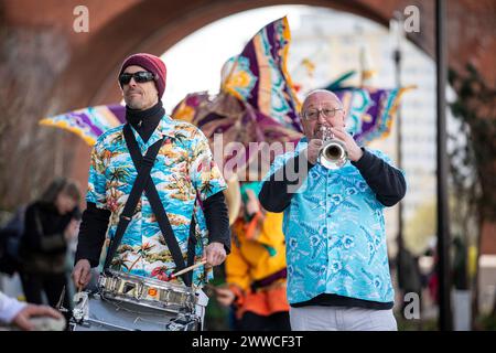 Interpreten nehmen an der Carnival of the Animals Parade im neu eröffneten Viaduct Park Teil, der ersten Grünfläche Großbritanniens, die auf einem Verkehrsknotenpunkt errichtet wurde, als Teil des Stockport Town of Culture Weekenders. ein zweitägiges Programm mit kostenlosen kulturellen Festlichkeiten und freiem Zugang zu Veranstaltungsorten in Stockport. Bilddatum: Samstag, 23. März 2024. Stockfoto