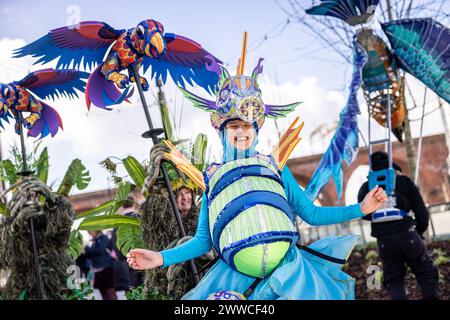Interpreten nehmen an der Carnival of the Animals Parade im neu eröffneten Viaduct Park Teil, der ersten Grünfläche Großbritanniens, die auf einem Verkehrsknotenpunkt errichtet wurde, als Teil des Stockport Town of Culture Weekenders. ein zweitägiges Programm mit kostenlosen kulturellen Festlichkeiten und freiem Zugang zu Veranstaltungsorten in Stockport. Bilddatum: Samstag, 23. März 2024. Stockfoto