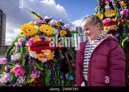 Interpreten nehmen an der Carnival of the Animals Parade im neu eröffneten Viaduct Park Teil, der ersten Grünfläche Großbritanniens, die auf einem Verkehrsknotenpunkt errichtet wurde, als Teil des Stockport Town of Culture Weekenders. ein zweitägiges Programm mit kostenlosen kulturellen Festlichkeiten und freiem Zugang zu Veranstaltungsorten in Stockport. Bilddatum: Samstag, 23. März 2024. Stockfoto