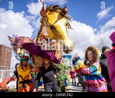 Interpreten nehmen an der Carnival of the Animals Parade im neu eröffneten Viaduct Park Teil, der ersten Grünfläche Großbritanniens, die auf einem Verkehrsknotenpunkt errichtet wurde, als Teil des Stockport Town of Culture Weekenders. ein zweitägiges Programm mit kostenlosen kulturellen Festlichkeiten und freiem Zugang zu Veranstaltungsorten in Stockport. Bilddatum: Samstag, 23. März 2024. Stockfoto