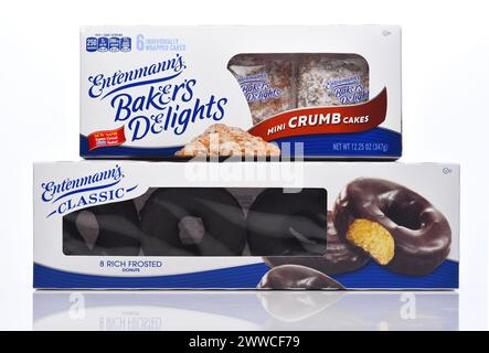 IRIVNE, KALIFORNIEN - 21. März 2024: Zwei Schachteln mit Entenmanns Süßigkeiten, Chcoclate Donuts und Crumb Cakes. Stockfoto