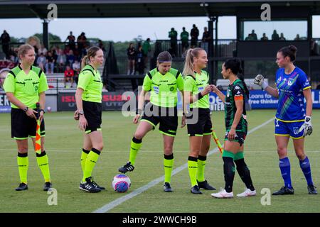 Die Spieler von Western United schütteln den Schiedsrichtern vor dem Spiel der A-League Women Rd21 zwischen Western Sydney Wanderers und Western United AT die Hand Stockfoto