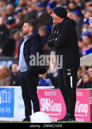 Chesterfield, Großbritannien. März 2024. Chesterfield Manager Paul Cook gibt den Spielern während des Spiels Chesterfield FC gegen Boreham Wood FC Vanarama National League im SMH Group Stadium, Chesterfield, England, Großbritannien am 23. März 2024 Anweisung: Every Second Media/Alamy Live News Stockfoto