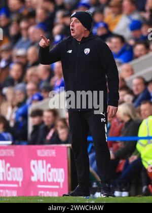 Chesterfield, Großbritannien. März 2024. Chesterfield Manager Paul Cook gibt den Spielern während des Spiels Chesterfield FC gegen Boreham Wood FC Vanarama National League im SMH Group Stadium, Chesterfield, England, Großbritannien am 23. März 2024 Anweisung: Every Second Media/Alamy Live News Stockfoto