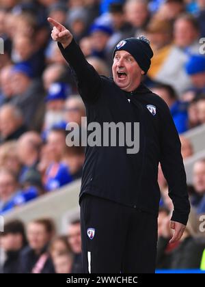 Chesterfield, Großbritannien. März 2024. Chesterfield Manager Paul Cook gibt den Spielern während des Spiels Chesterfield FC gegen Boreham Wood FC Vanarama National League im SMH Group Stadium, Chesterfield, England, Großbritannien am 23. März 2024 Anweisung: Every Second Media/Alamy Live News Stockfoto