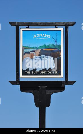 Public House Schild in Pin Mill am Südufer des Tidal River Orwell, Suffolk, England, Großbritannien Stockfoto