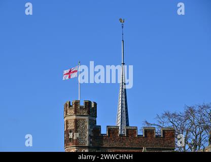 St. Georgs Flagge und Wetterfahne auf dem Turm der St. Mary's Church, Hitchin, Hertfordshire, England, Großbritannien. Stockfoto