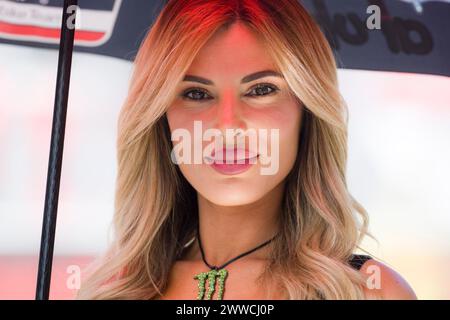 Circuit de Barcelona, Barcelona, Katalonien, Spanien. März 2024. 2024 Pirelli Catalunya Round, World Superbikes, Runde 2, Tag 2; ein Paddock Mädchen posiert während des Rennens 1 Credit: Action Plus Sports/Alamy Live News Stockfoto