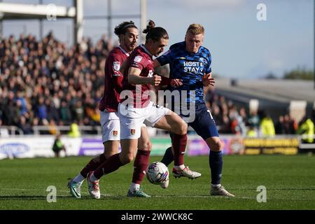 Louie Sibley (rechts) im Derby County wird im Sixfields Stadium, Northampton Town, im Zentrum des Spiels der Sky Bet League One, gegen Ben Fox (Mitte) von Northampton Town angegriffen. Bilddatum: Samstag, 23. März 2024. Stockfoto