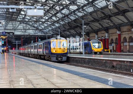 Die letzte Northern Rail-Baureihe 319, 319368 (links) an der Liverpool Lime Street am letzten Tag in Betrieb mit einer neuen Baureihe 331 (rechts) am 2. Januar 2024 Stockfoto