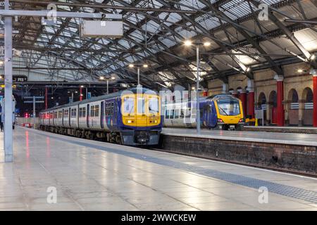 Die letzte Northern Rail-Baureihe 319, 319368 (links) an der Liverpool Lime Street am letzten Tag in Betrieb mit einer neuen Baureihe 331 (rechts) am 2. Januar 2024 Stockfoto