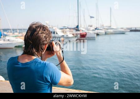 Touristen im Hafen. Yachten auf dem Parkplatz, Seehafen in Odessa, Schwarzes Meer. Segeln, reicher Lebensstil, Strandurlaub. Gewerbliche Vermietung von Booten, ri Stockfoto