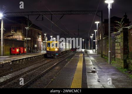 Letzter Passagierdienst, der von einem Zug der Northern Rail-Klasse 319, 319368 am Bahnhof Edge Hill, 2. Januar 2024 betrieben wird Stockfoto