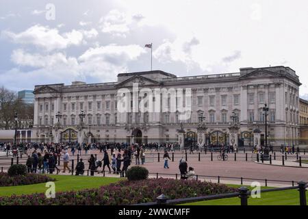 London, Großbritannien. März 2024. Allgemeine Ansicht des Buckingham Palace nach der Ankündigung, dass Catherine, Prinzessin von Wales, an Krebs erkrankt ist. Quelle: Vuk Valcic/Alamy Live News Stockfoto